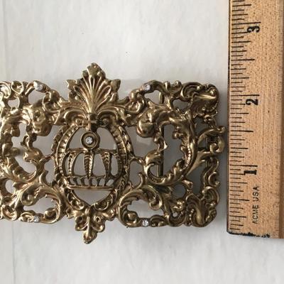Royal style belt buckle.