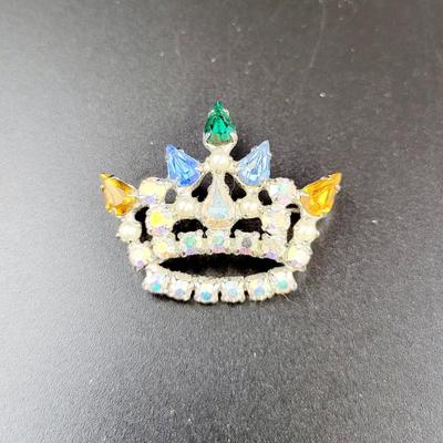 BEAUTIFUL VINTAGE FAUX JEWELED CROWN PIN