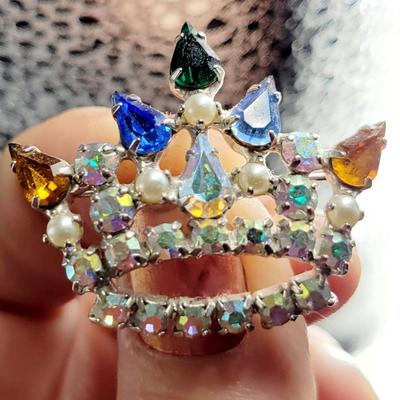 BEAUTIFUL VINTAGE FAUX JEWELED CROWN PIN