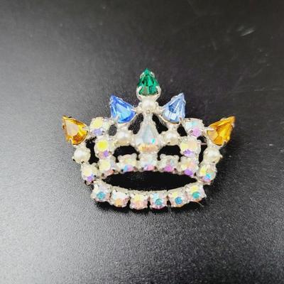 BEAUTIFUL VINTAGE FAUX JEWELED CROWN PIN