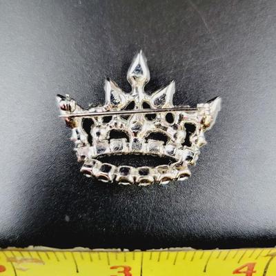 BEAUTIFUL VINTAGE FAUX JEWELED CROWN PIN