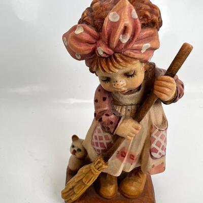 Anri Italian Wood Carving  "Sweeping"
