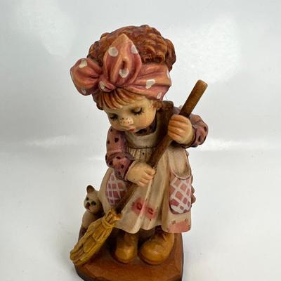 Anri Italian Wood Carving  "Sweeping"