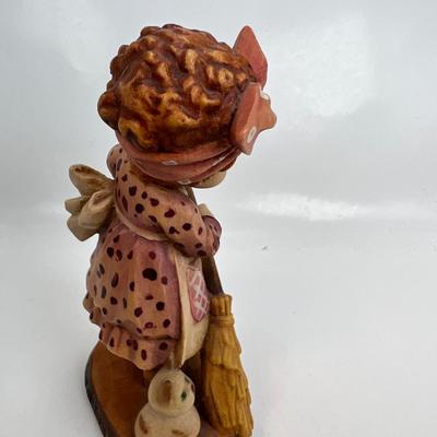 Anri Italian Wood Carving  "Sweeping"