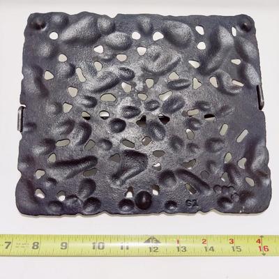 VINTAGE DECORATIVE CAST IRON MEAT PRESS #1