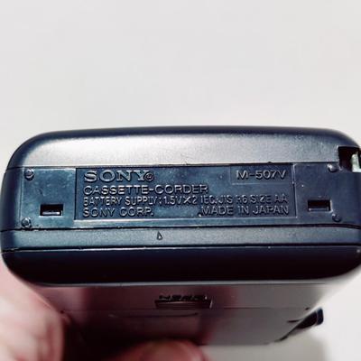 SONY VOR CASSETTE VOICE RECORDER W/ BAG AND MC60 CASSETTES