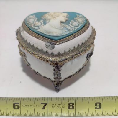 VINTAGE BLUE CAMEO JEWELRY MUSIC BOX