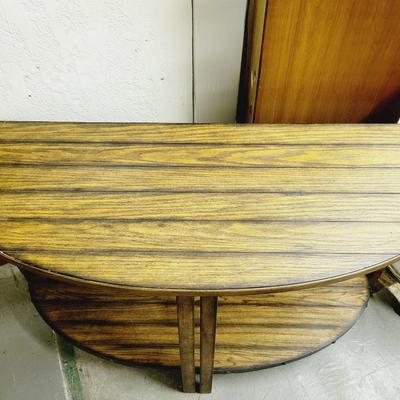 BEAUTIFUL 4 PIECE BARREL LIVING ROOM SET - SEE PICS