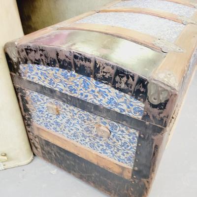 BEAUTIFUL ANTIQUE TRUNK