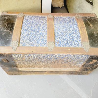 BEAUTIFUL ANTIQUE TRUNK