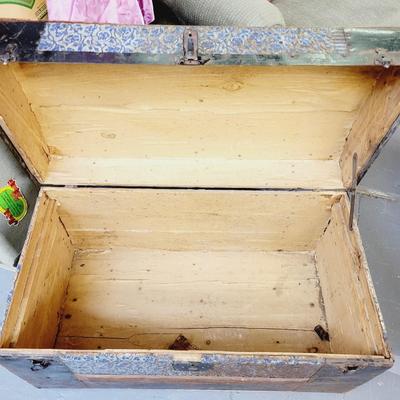 BEAUTIFUL ANTIQUE TRUNK