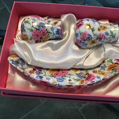 Jennifer salt and pepper set