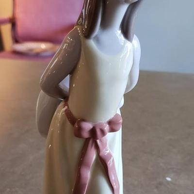 Lladro "Naughty Girl with straw Hat" #05006