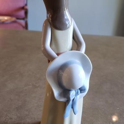 Lladro "Naughty Girl with straw Hat" #05006
