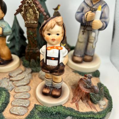 1995 Heavenly Harmonies 933-D HUMMELSCAPES 6" backdrop with 4 Hummel  Figurines