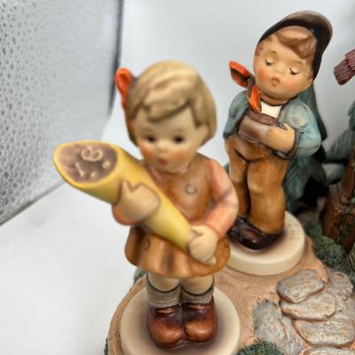 1995 Heavenly Harmonies 933-D HUMMELSCAPES 6" backdrop with 4 Hummel  Figurines