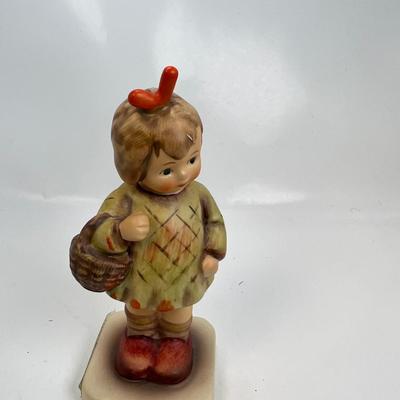 Hummel Club girl  figurine