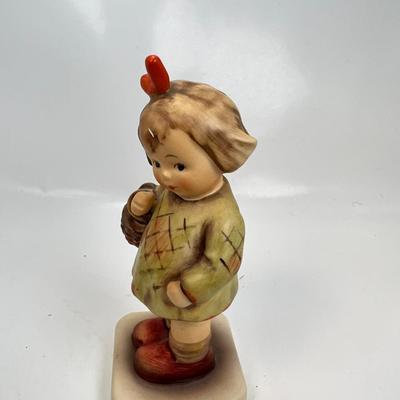 Hummel Club girl  figurine