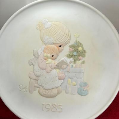 Precious Moments Christmas Plate "Tell Me the Story Of Jesus"