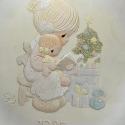 Precious Moments Christmas Plate "Tell Me the Story Of Jesus"