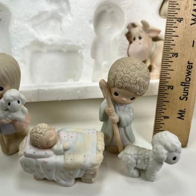 Precious Moments Nativity "O Come Let Us Adore Him" 11-Piece Set #E-2395