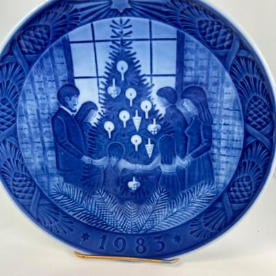 Vintage Royal Copenhagen 7" Hanging Plate 1983 "Merry Christmas" Cobalt Blue