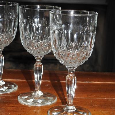 Set of 6 beautiful crystal stemmed goblets