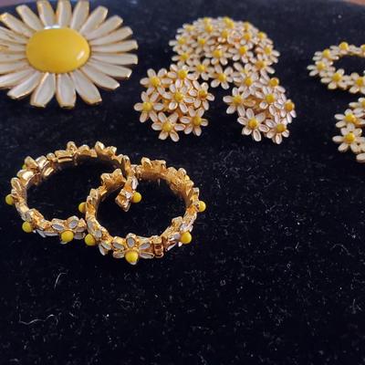 Weiss Daisy Jewelry Pieces