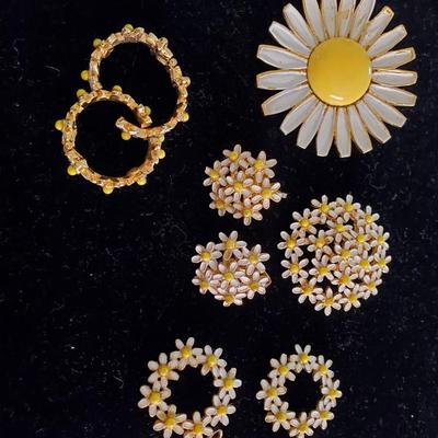 Weiss Daisy Jewelry Pieces
