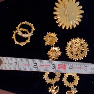 Weiss Daisy Jewelry Pieces