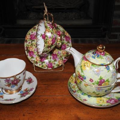 Set of vintage porcelain teacups  and teapot