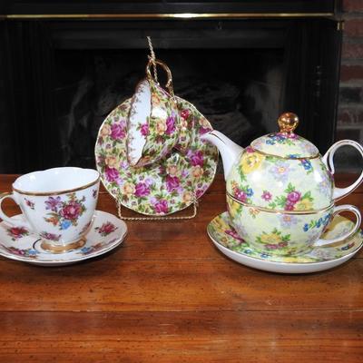 Set of vintage porcelain teacups  and teapot