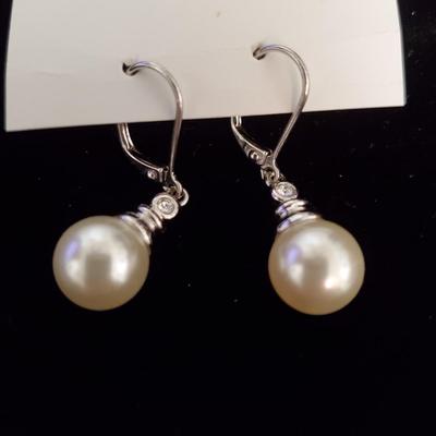 Pearl drop earrings in 18K White Gold Pierced earrings