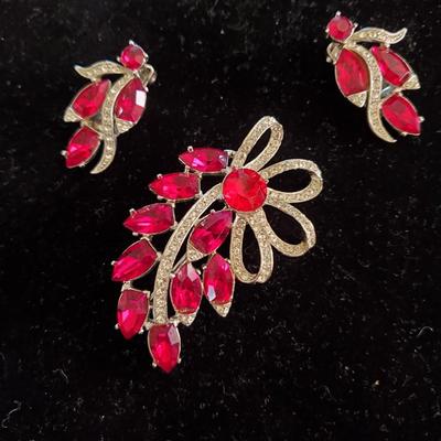Vintage Hattie Carnegie Brooch and earrings