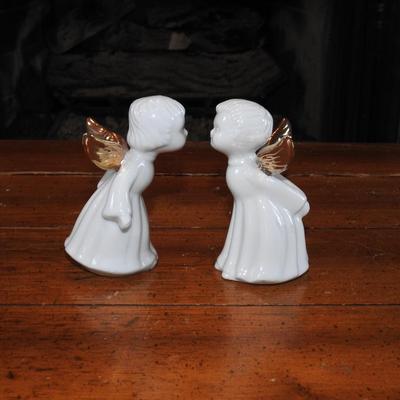 Kissing angels
