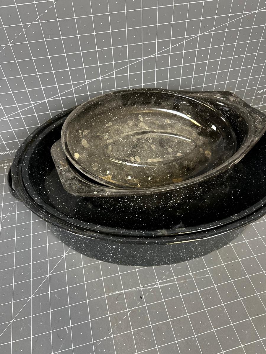 2 Enamel Roasters with lids