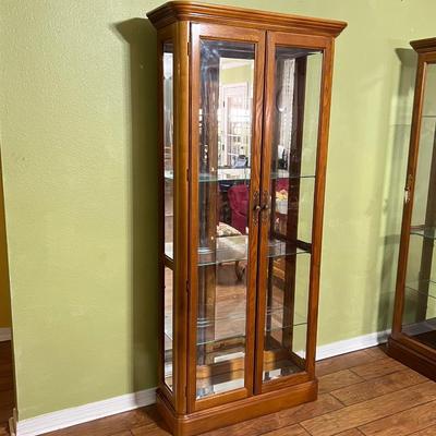 PULASKI FURNITURE CO ~ Oak Beveled Glass Doors Lighted Curio Cabinet ~ *Read Details