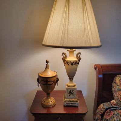 Lamp and Urn (GB-DW)