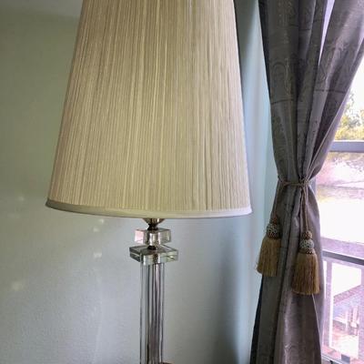 Vintage crystal table lamp with crystal lampshade closure