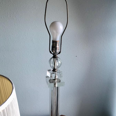 Vintage crystal table lamp with crystal lampshade closure