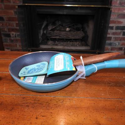 8 inch fry pan and spoonula pioneer woman