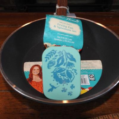 8 inch fry pan and spoonula pioneer woman