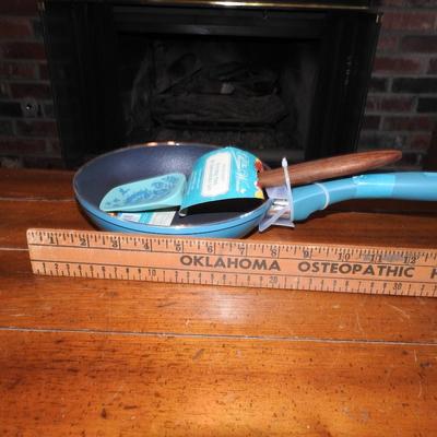 8 inch fry pan and spoonula pioneer woman