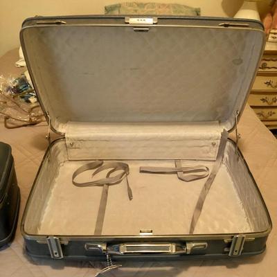 2 Samsonite suitcases
