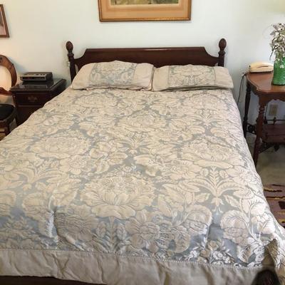 Antique mahogany pineapple finial bed