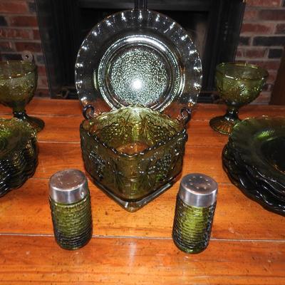 Avocado green dish set