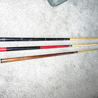 THREE PROFFESIONAL POOL CUES AND BOX OF CHAULK CUE CUBES