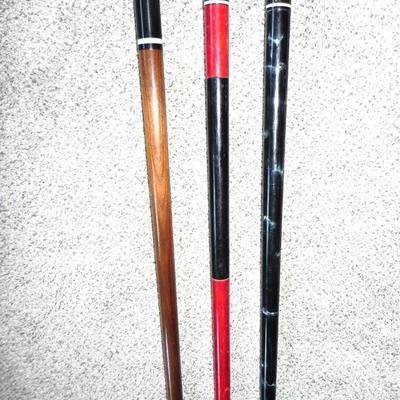 THREE PROFFESIONAL POOL CUES AND BOX OF CHAULK CUE CUBES