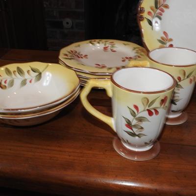 Better homes and Gardens dish set
