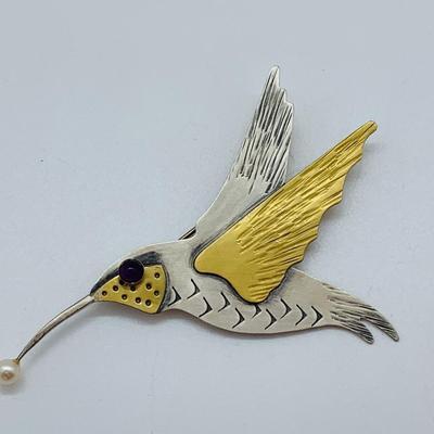 LOT J8R: Beautiful Sterling Silver (925) & Goldtone Humming Bird Pin w/Pearl on Beak